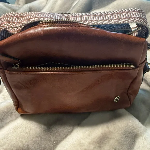 Lululemon Leather Crossbody bag with patterned strap - Picture 2 of 5